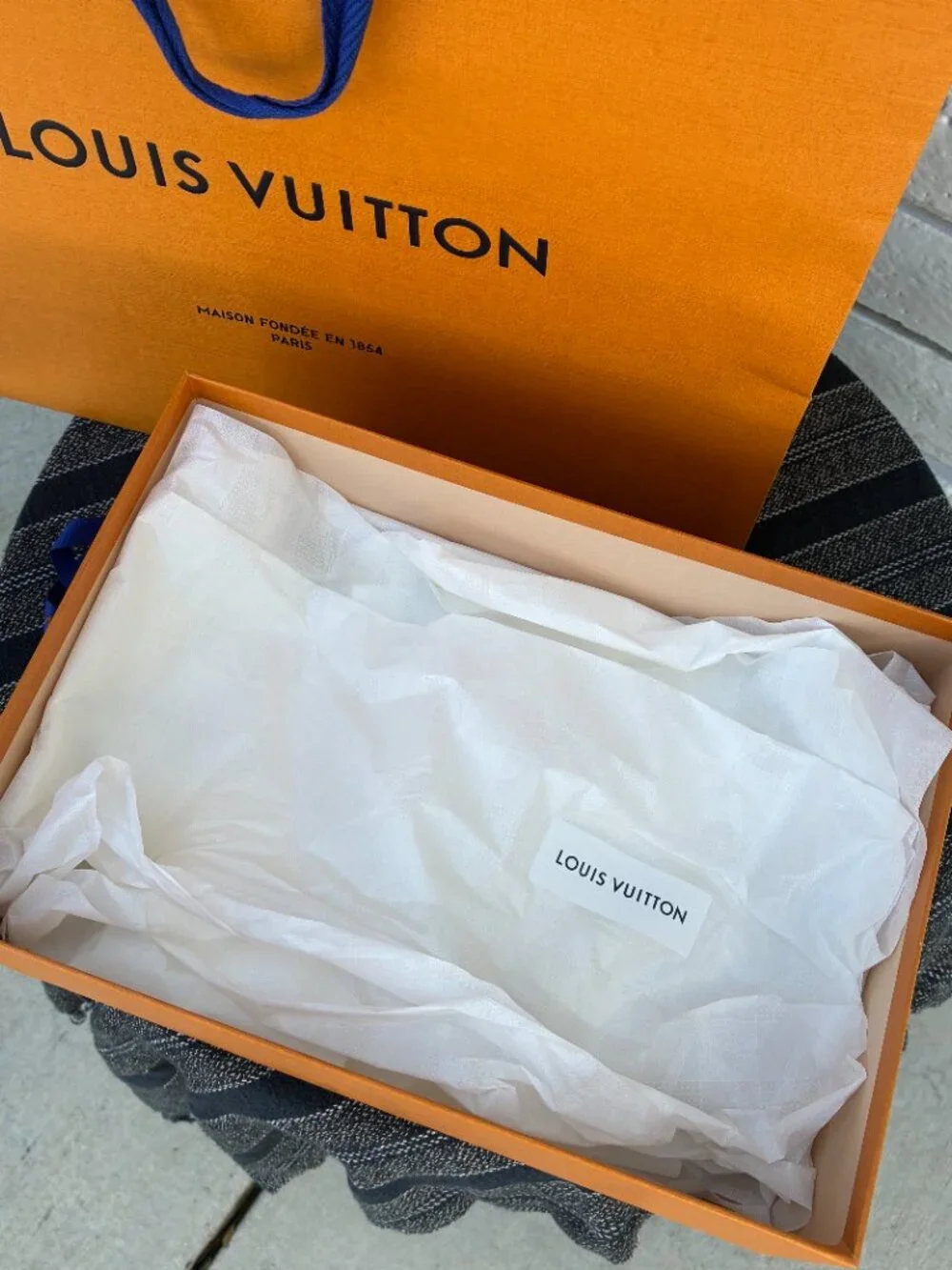 LOUIS VUITTON | Shoe box, shopping bag, and ribbon